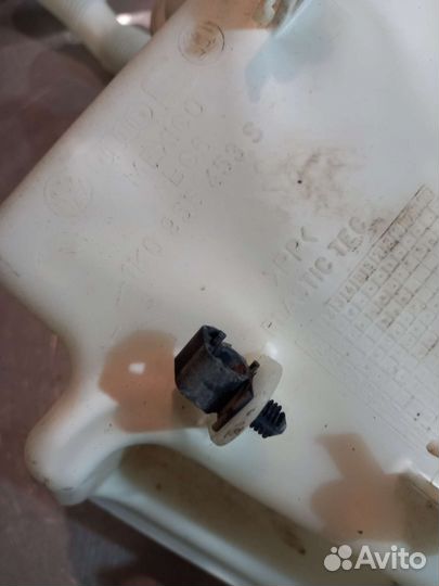 Бачок омывателя VW Jetta 5