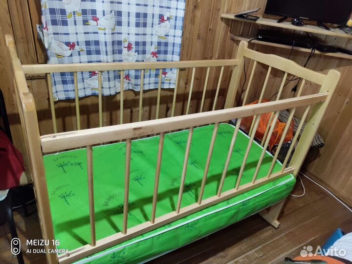 Детская кроватка с механизмом колесо-качалка
