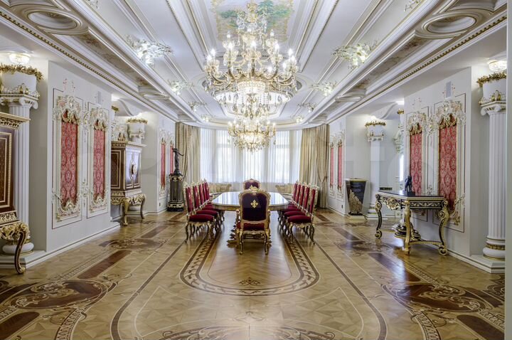 Дом 2500 м² на участке 77 сот.