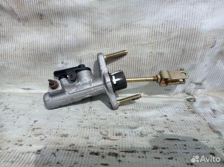 Toyota Yaris 1 главный цилиндр сцепления