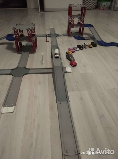 Парковка-гараж и машинки