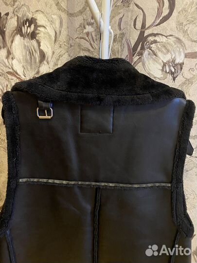 Жилет кожаный меховой pull bear