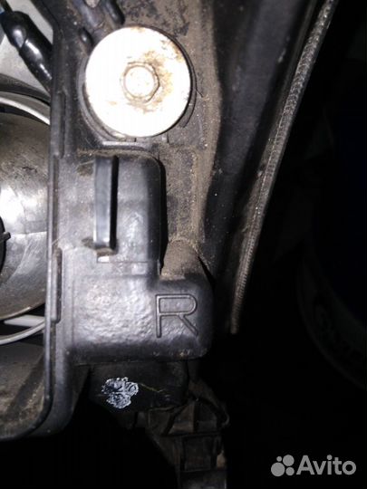 Фара R toyota avensis 250