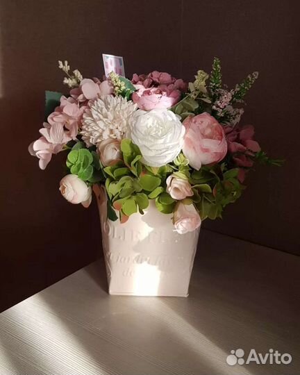 Цветочная композиция из искусственных цветов