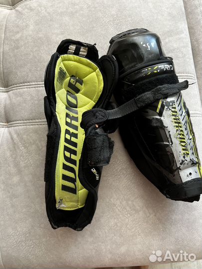 Щитки хоккейные 11