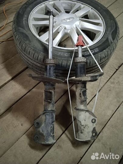 Стойки амортизатора передние на Ладу Веста