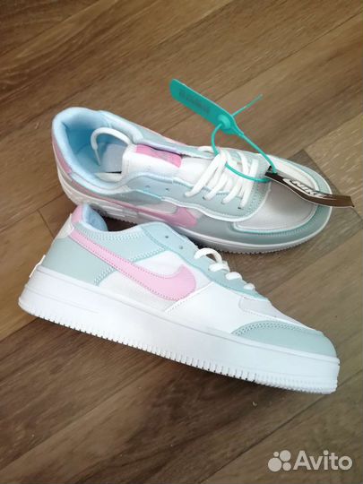 Кроссовки женские