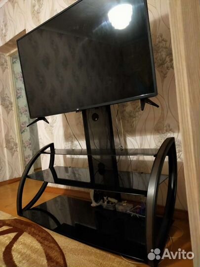 Стеклянная тумба под тв