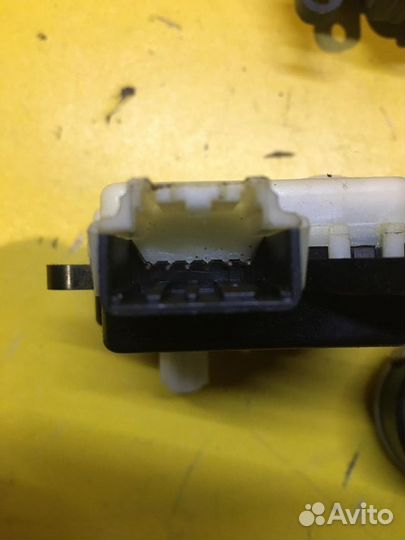 Моторчик заслонки отопителя Ford Explorer 5 2010–2