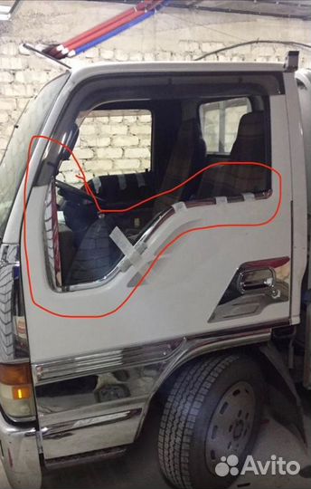 Молдинг стекла левый Isuzu Elf NKR66 2001