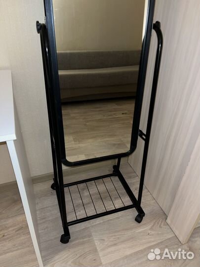 Зеркало напольное на колесах