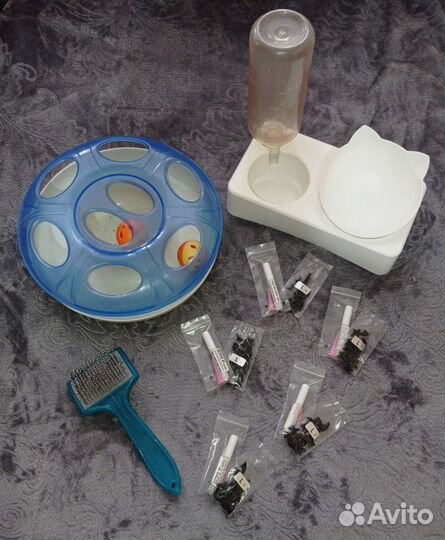 Кошачья миска, расчёска, ногти, игрушка