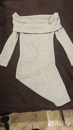 Платье трикотажное с открытыми плечами