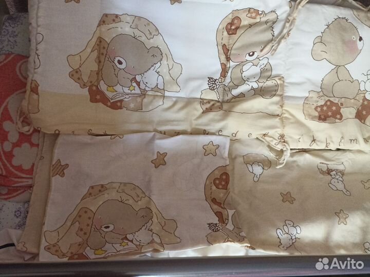 Бортики в детскую кроватку с простынейи наволочкой