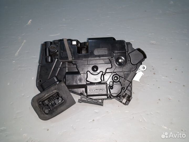 Замок двери задний правый VAG