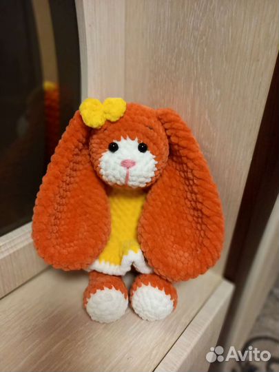Плюшевый заяц вязаный