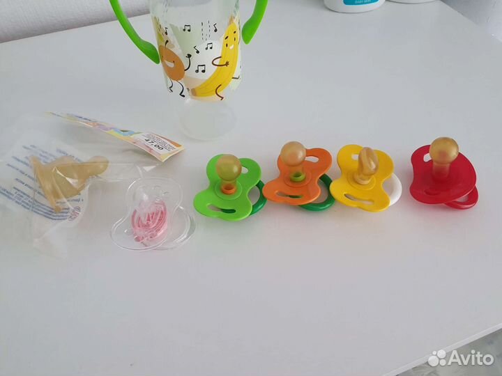 Пустышки, соски и бутылочка