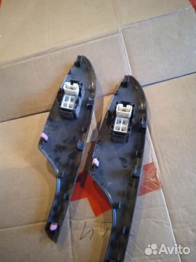 Правая кнопка стеклоподъёмника Тойота 150