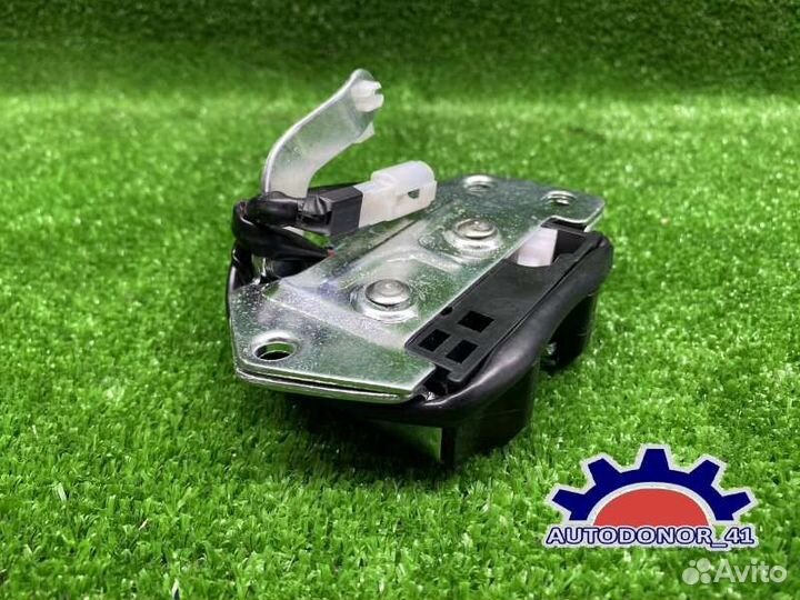 Замок двери задней задний Toyota Hiace LH178V 5L