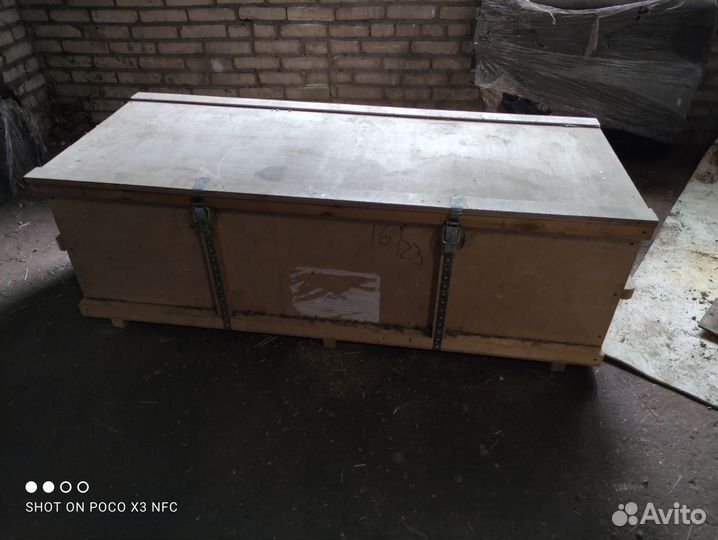 Деревянный ящик большой и мощный