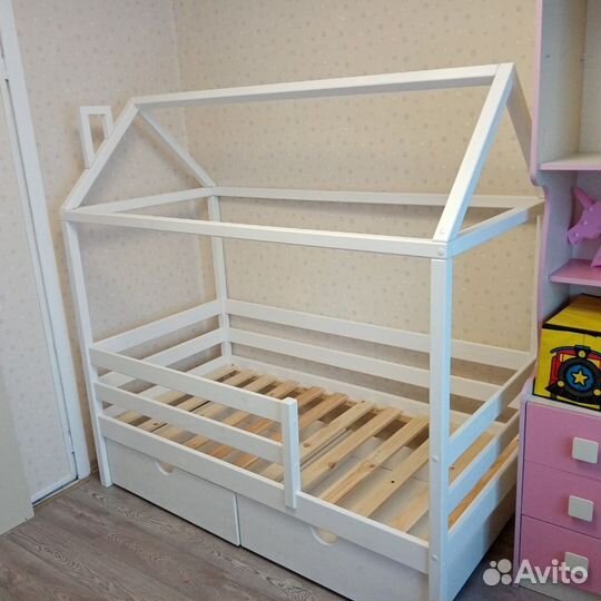 Детская кровать с бортиком из настоящего дерева