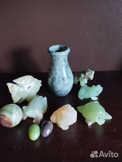 Статуэтки и подсвечница