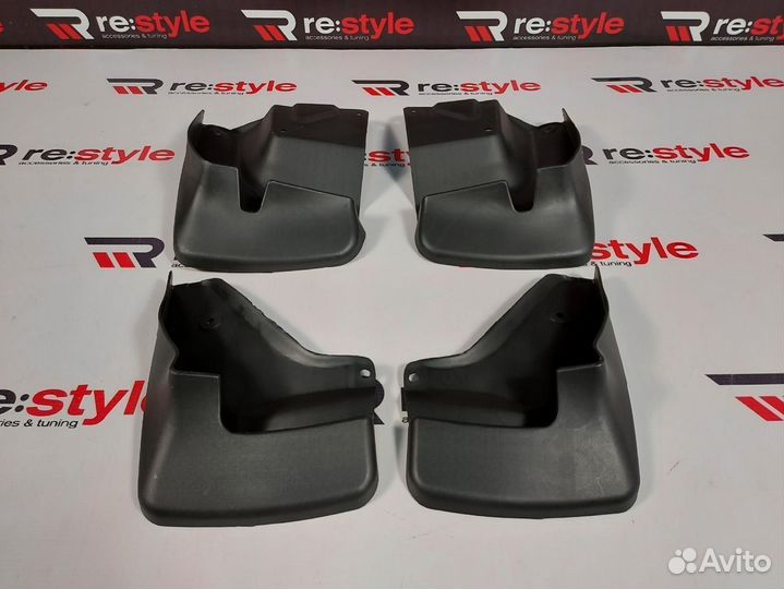 Брызговики Toyota Hiace 200 Черные