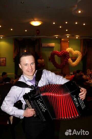 Ведущий-гармонист в одном лице