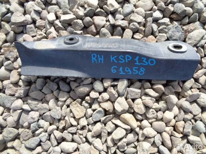 Брызговик задний правый Toyota Vitz KSP130 1KR-FE