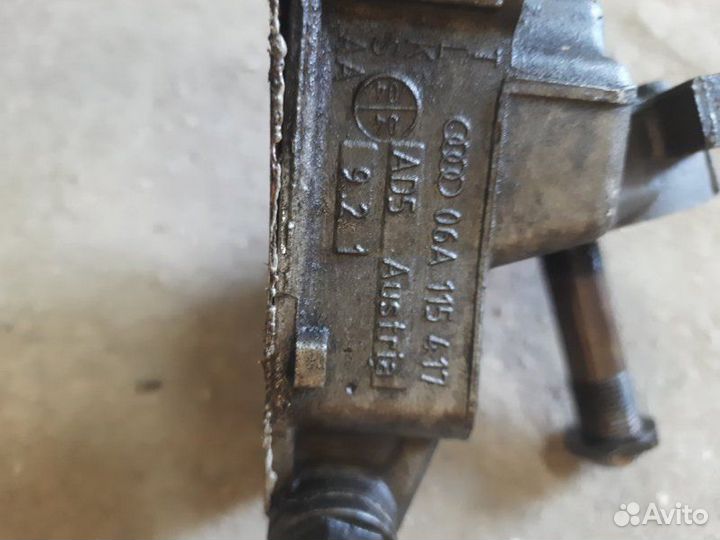 Кронштейн маслянного фильтра Volkswagen Audi