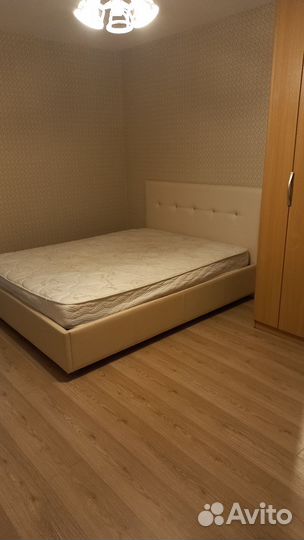 Кровать двухспальная с подьемным механизмом