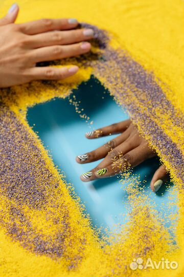 Мастер маникюра и педикюра в салоне