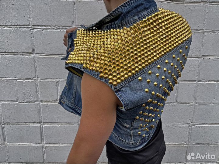 Джинсовая жилетка голубая с золотистыми клёпками