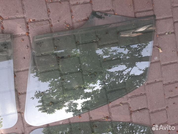 Стекла дверей правая,левая сторона Citroen C3