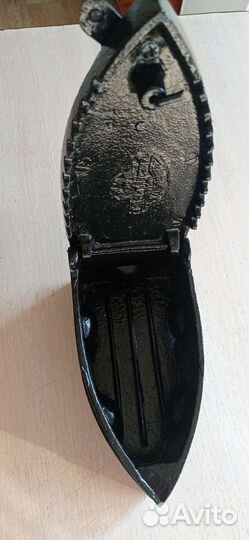 Старинный угольный утюг