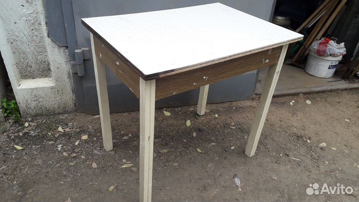 Стол обеденный