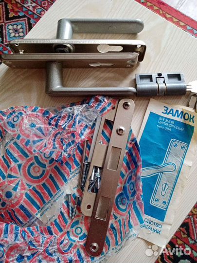 Замок дверной