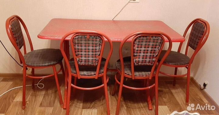 Стол и стулья