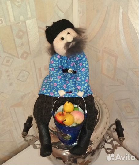 Сувенир ручной работы дедушка с ведром фруктов