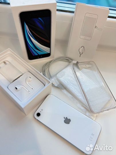 Телефон iPhone SE 2020 64 гб