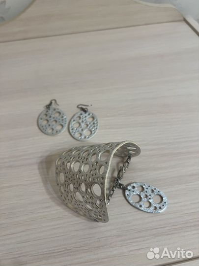 Украшение из кожи