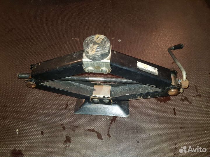 Домкрат механический винтовой