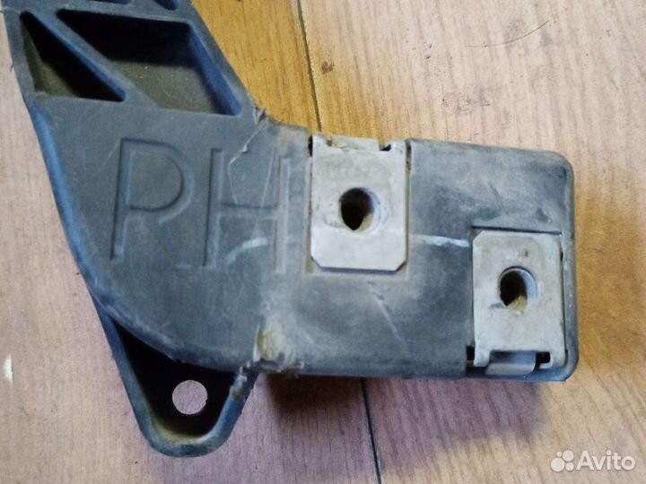 Кронштейн радиатора правый Mersedes Benz Gl