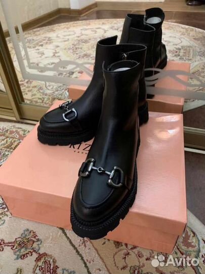 Сапоги продаются