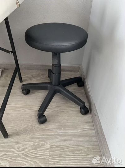 Стул мастера на колесиках