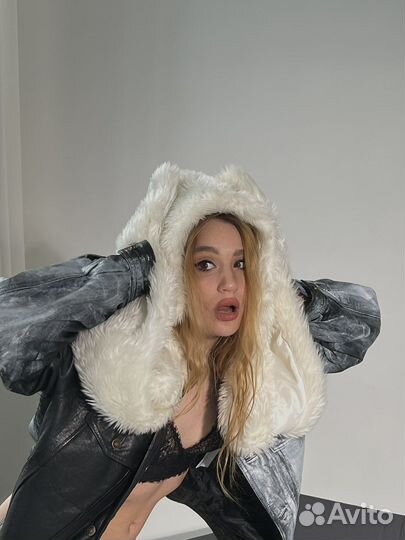 Пушистая шапка с кармашками для рук