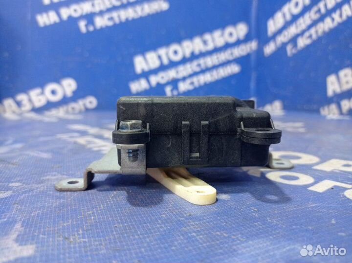 Моторчик заслонок отопителя Nissan Cefiro A33