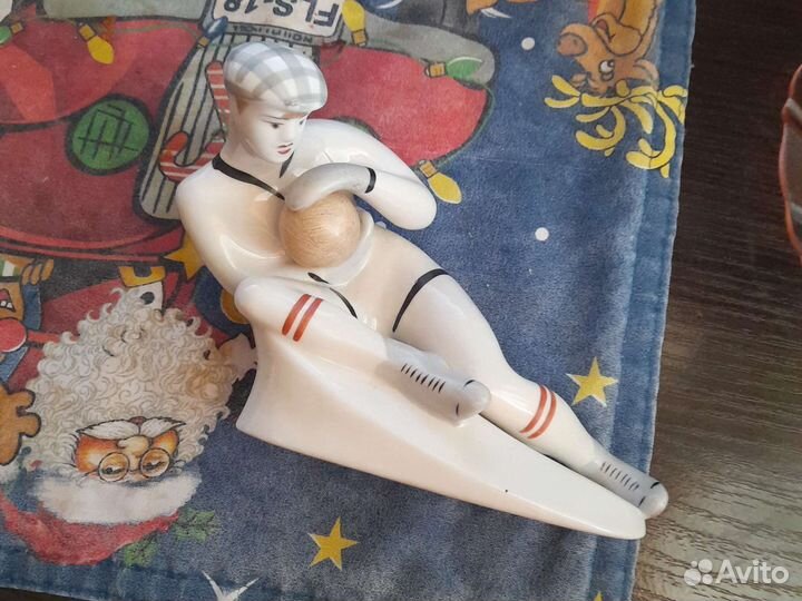 Фарфор статуэтка вратарь