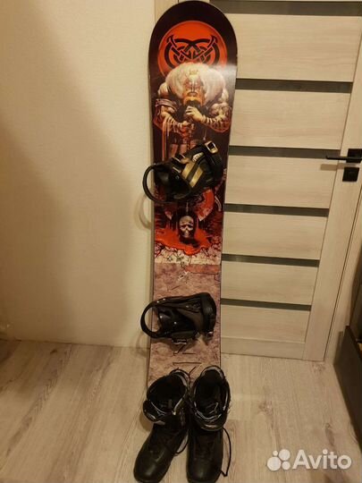Сноуборд с креплениями и ботинками