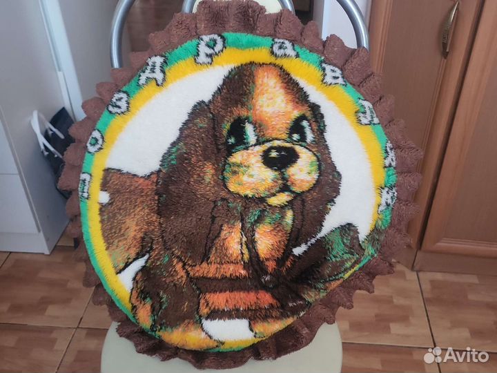 Подушка на диван для украшения и можно полежать